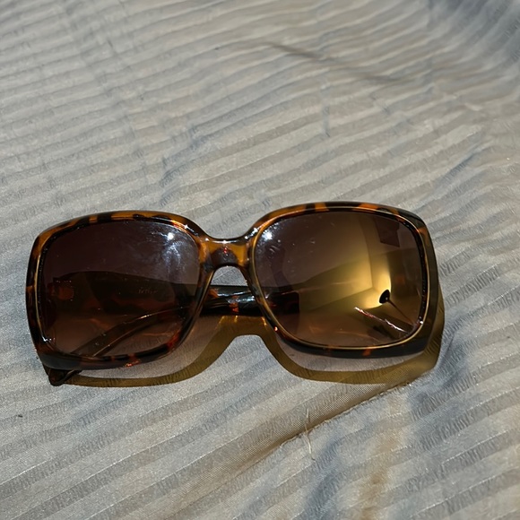 Betsey Johnson Sunglasses - Picture 1 of 5